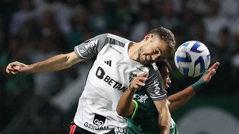 Foi pênalti Veja análise do VAR em lance Gabriel Menino durante