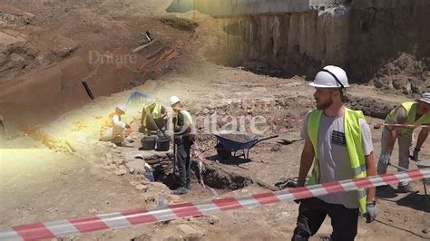 Momenti kur zbulohet varri i shekullit të VI të brenda vilës ilire në