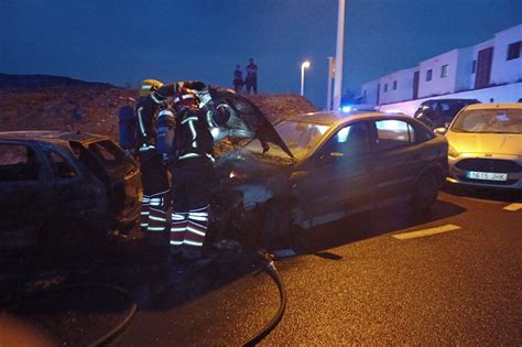 Un Incendio Calcina De Madrugada Cuatro Contenedores Y Dos Veh Culos En