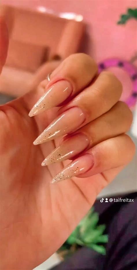 Unha Stiletto Nude Unhas Curvadas Unhas Enfeitadas Unhas Douradas