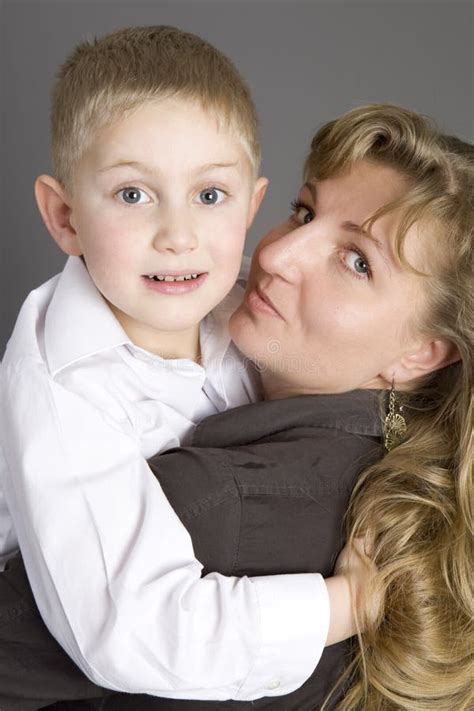 Blonde Frau Mit Ihrem Sohn Stockfoto Bild Von Familie