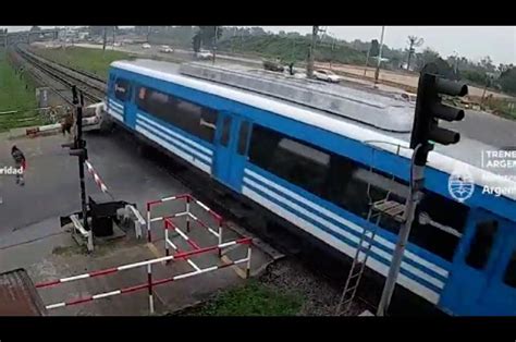 Un auto sufrió un desperfecto en las vías y fue embestido por el tren