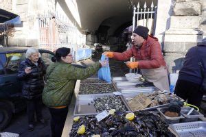 Il mercatino delle pulci a Catania tra antichità e sapori quando e