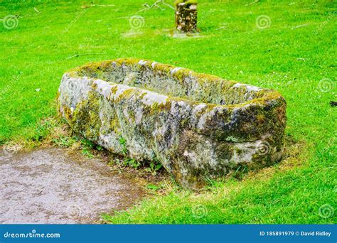 Cracked Stone Coffin or Tomb in Churchyard Stock Image - Image of graveyard, grass: 185891979