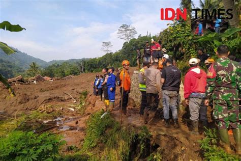 Cerita Korban Selamat Longsor Yang Timbun Rumah Di Kbb