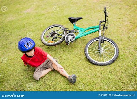 Bambina Cade Dalla Bicicletta