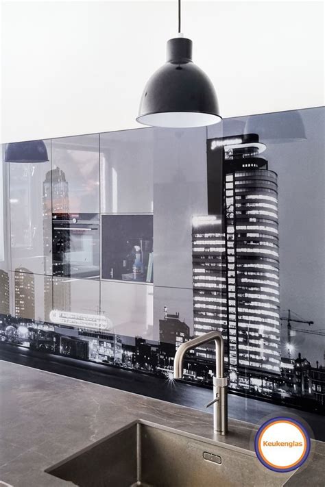 Rotterdam Skyline In Moderne Keuken Op Glazen Achterwand Van Keukenglas