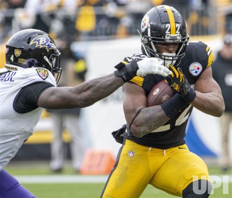 Photo Steelers Najee Harris Eight Yard Carry Against Ravens