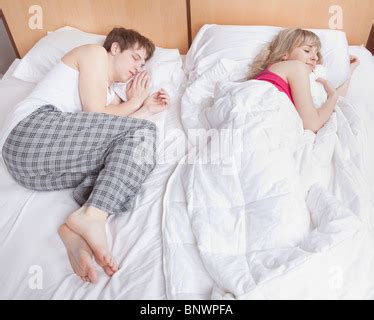 Leidenschaftliche Paare Im Bett Beim Sex Junger Mann Und Frau Machen Liebe Im Schlafzimmer