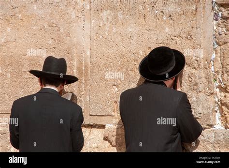 Los Jud Os Ortodoxos Rezan En El Muro Occidental Jerusal N Israel