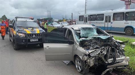 Dupla Suspeita De Assaltos E Sequestro Presa Na Ba Ap S Carro Capotar