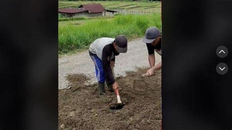 Aksi Pria Panas Panasan Perbaiki Jalan Rusak Dikira Kuli Ternyata