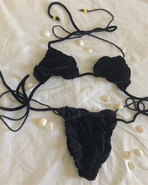 Hot Sexy Sarah Fielding Bikini Pics