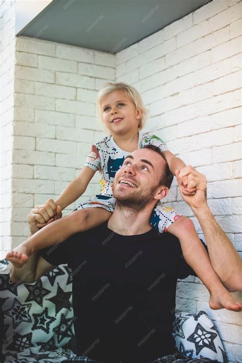 Padre Orgulloso Mirando A Su Hija Foto Gratis