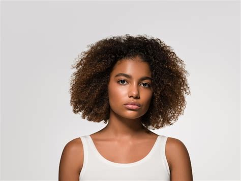 Hermosa Mujer Africana Camiseta Blanca Retrato Afro Corte De Pelo Color De Fondo Gris Foto Premium