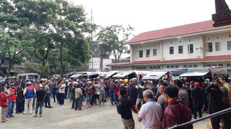 Video Kapolres Tana Toraja Angkat Peti Jenazah Korban Kkb Papua