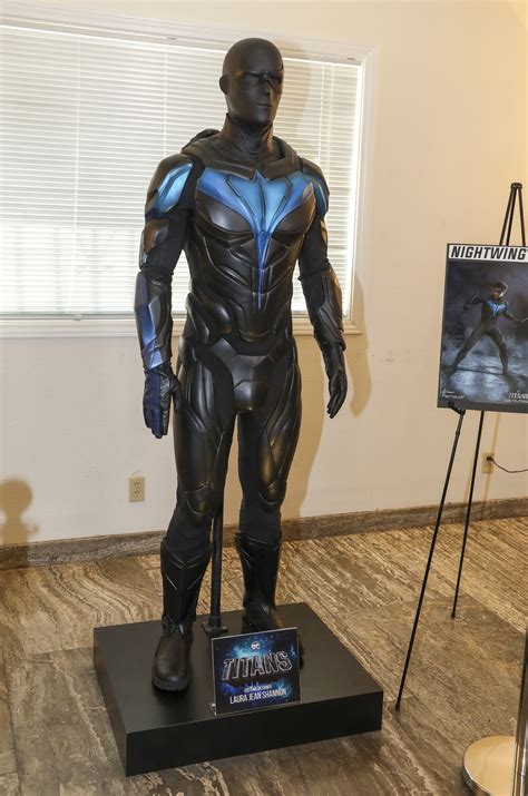 Slideshow Titans Nightwing Costume First Look