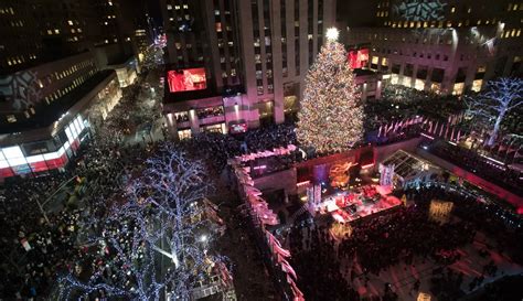 Foto Ribu Lampu Hiasi Pohon Natal Rockefeller Center Di New York