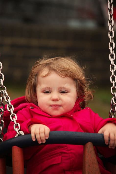 Petite Fille Sur Une Oscillation Photo Stock Image Du Franc Libert