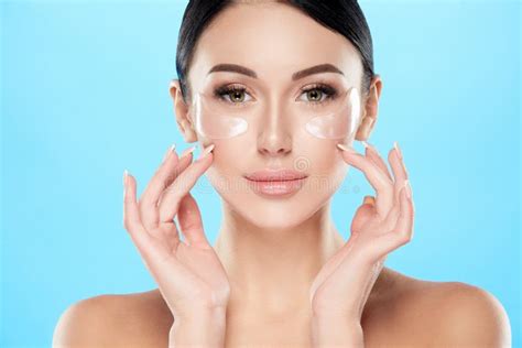 La Ragazza Perfetta Con Nudo Compone E Spalle Nude Al Fondo Dello Studio Toppe Invisibili Dell