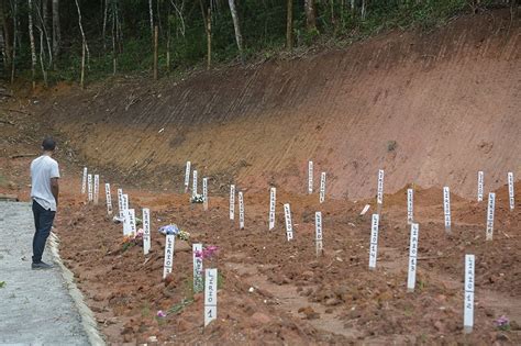 Alívio Na Pandemia Faz Friburguenses Voltarem Aos Cemitérios No Dia De