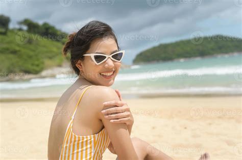 belle jeune femme en bikini profitant et se relaxant sur la plage l été les vacances les