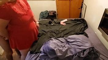 Gran Y Hermosa MILF Sumisa E Infiel Recibe Una Paliza En Un Vestido De Terciopelo Rojo