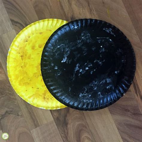 Solar Eclipse Art Activity for Kids – Green Kid Crafts