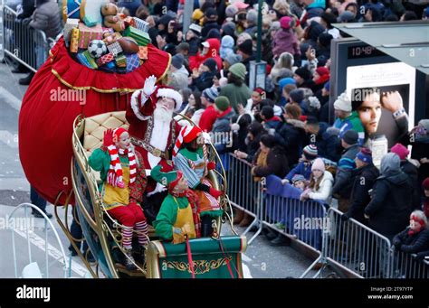 New York United States 23rd Nov 2023 Santa Claus And His Helpers