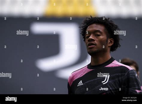 El Defensor De La Juventus Juan Cuadrado 16 Se Presenta Durante El