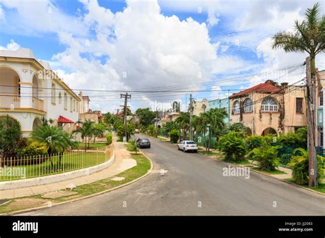 Calle Residencial En El Lujoso Barrio De Miramar En La Habana Cuba