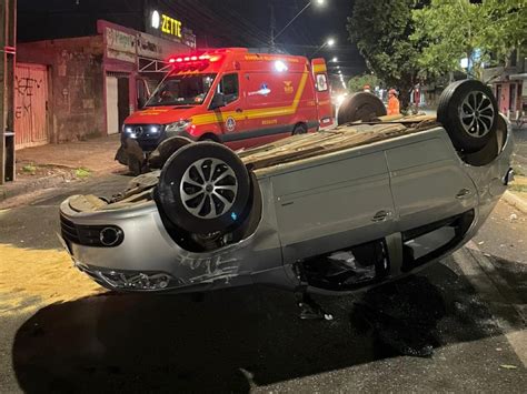 Carro bate em árvore capota e fica as rodas para cima Triângulo