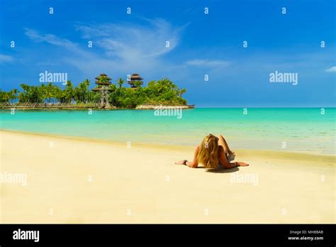 Schöne Frau im Bikini Sonnenbaden am Meer auf Sentosa Island in Singapur Stockfotografie Alamy