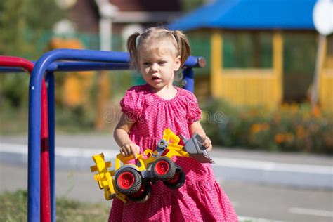 Garotinha Caucasiana De Dois Anos Brincando Com Carro De Brinquedo No