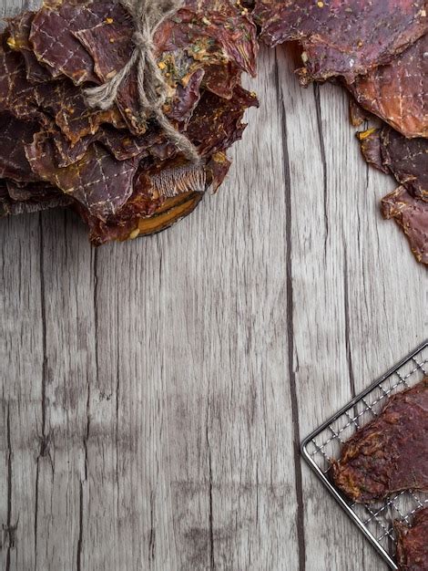 Rebanadas De Carne Seca O Deshidratada En Bandeja De Metal Foto Premium