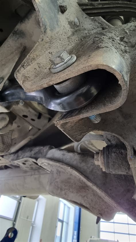 Замена задних рычагов — Ford Focus Sedan III, 1,5 л, 2015 года ...