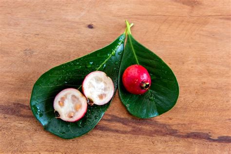 Cattley Goiaba Vermelha Psidium Bovinoyanum Fruto Em Fundo De Madeira