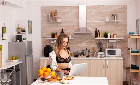 Dona De Casa Atraente Vestindo Lingerie Sexy Digitando No Laptop Durante O Caf Da Manh Mulher