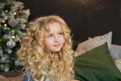 Le Portrait De La Petite Fille Assez Blonde Regarde Des Confettis Des Mains Dans Le Studio De