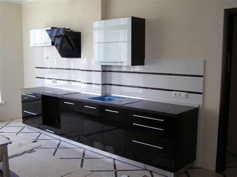 Черная кухня без верхних шкафов - 69 фото