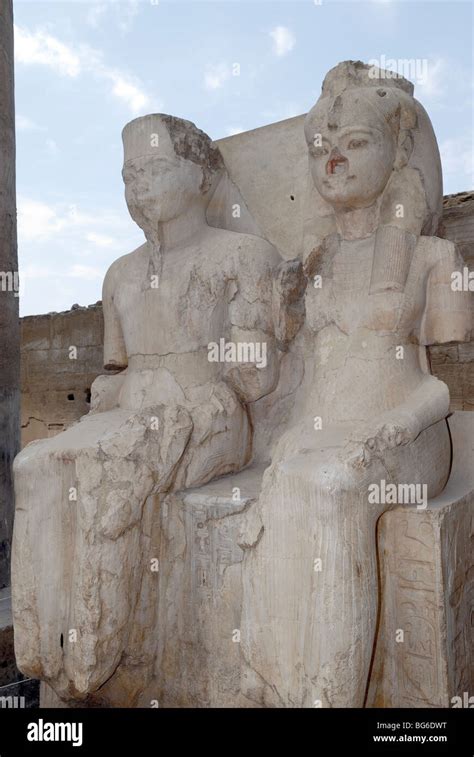 Estatuas de una pareja en el complejo del templo de karnak fotografías