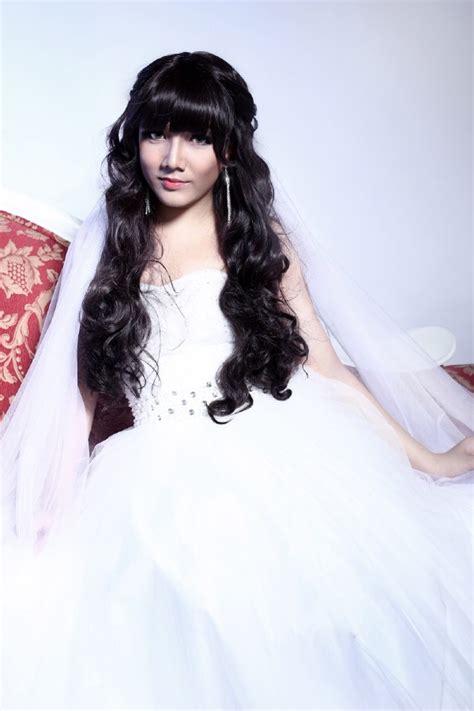 Ngỡ ngàng vẻ đẹp dịu dàng của chàng gay trong bộ váy cưới