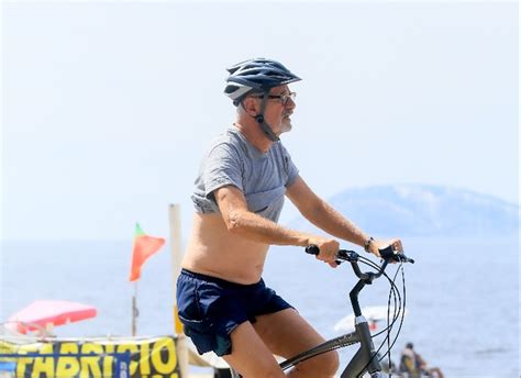 Marcos Caruso Passeia De Bicicleta Em Orla Do Leblon No Rio De Janeiro