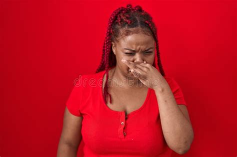 Mujer Afroamericana Con El Pelo Trenzado Sobre Fondo Rojo Que Huele A