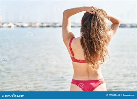 Jeune Belle Femme Hispanique Touriste En Bikini Debout Sur Le Dos Vue Sur La Plage Photo Stock