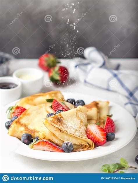 Crepes Finas Con Las Fresas Y Los Ar Ndanos Atasco Leche Condensada