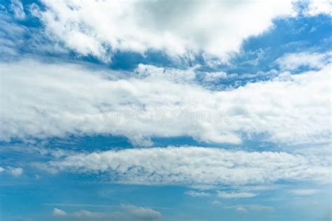 Bl Himmel Med Det Stora Molnet Som R H Rligt I Natur Fotografering