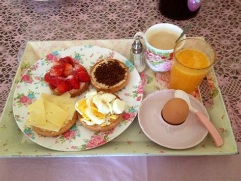 Dutch Breakfast Beschuit Met Aardbeien Kaas Hagelslag En Ei Eitje