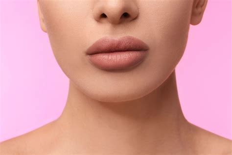 Labbra Nude Tendenza Make Up Per Tutto Il 2025 Pourfemme