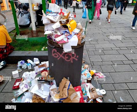 Litter Garbage Can Hi Res Stock Photography And Images Alamy